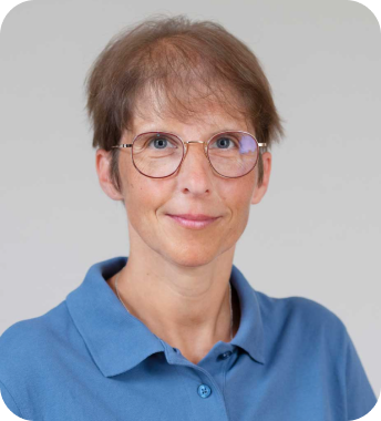 Susanne Mauel unterstützt Hussein Abdellatif bei dem Aufbau Ihres eigenen Labors.